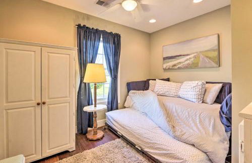 Morrisonville Manor with Fire Pit and Hot Tub! - Foto 28