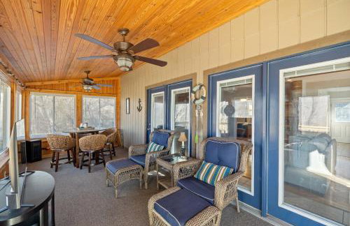 Little blue house on the lake - Photo 13