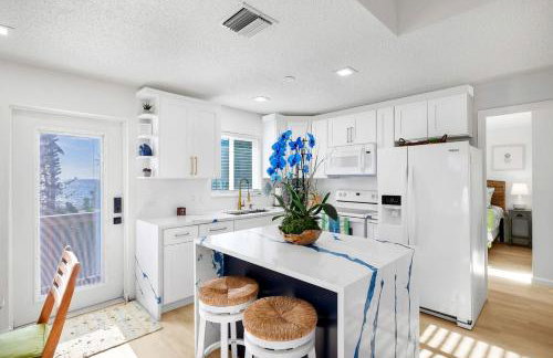 Charming Beachfront Cottage with Dock Slip and Kayaks on Little Gasparilla Island | Placida, FL - Foto 10