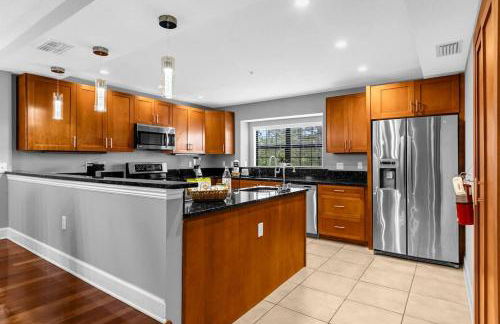 Cozy & Elegant 4BR Enchanted Townhouse - 1 Mile to Disney with Resort Pool, Gym, & Jacuzzi - Photo 17