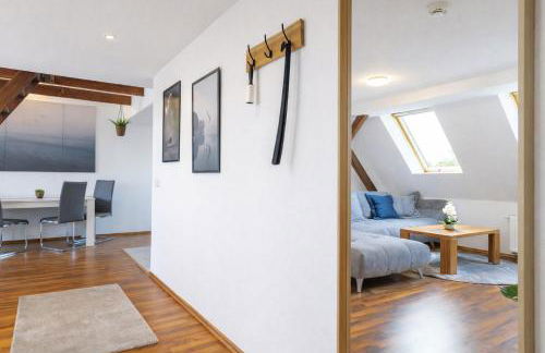 Larooms Merseburg - Apartment LP01 - 2 Zimmer, 2 Einzelbetten, 1 Doppelbett, große Couch, Küche, Balkon, Waschmaschine - Foto 4