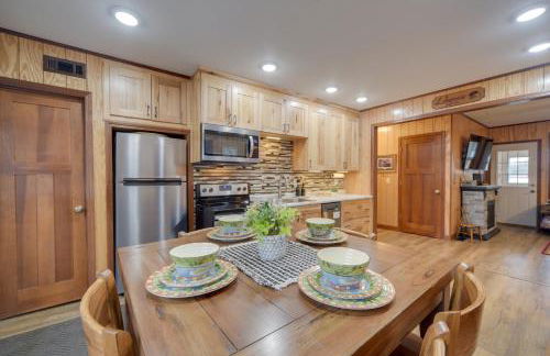 Winter Lake Escape with Access to Ice Fishing! - Foto 12