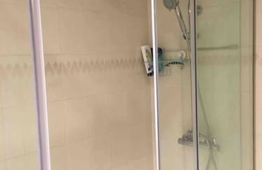 2 Story, 5 Bedroom, 3 Bath Flat, Steps from the Beach & Cliff Walk - Foto 22