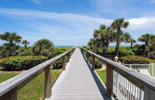 Enchanting 2-Bedroom Ground Floor Beach Condo at Cape Canaveral WiFi & AC - Foto 39