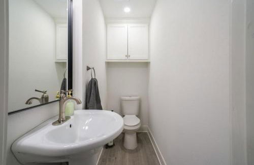 Bright and Spacious Home for w Pool -over 30 Nights- - Foto 37