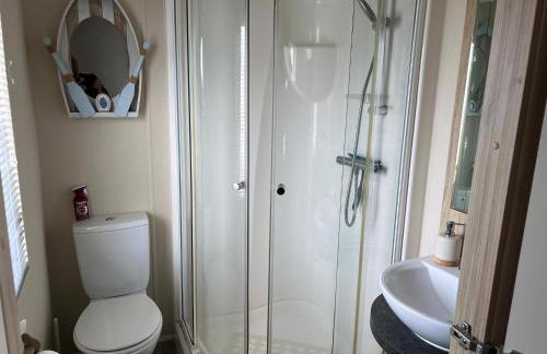 Stunning Lodge Boasting Large Decking Area At California Cliffs Ref 50008L - Foto 15