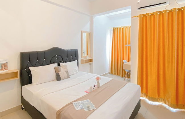 Homey and Simply Studio Apartment at The Nest Puri - Foto 2