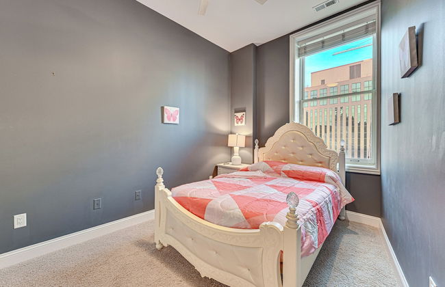 Heart of Dtwn Omaha: Historical Apt w/ Perks - Foto 14