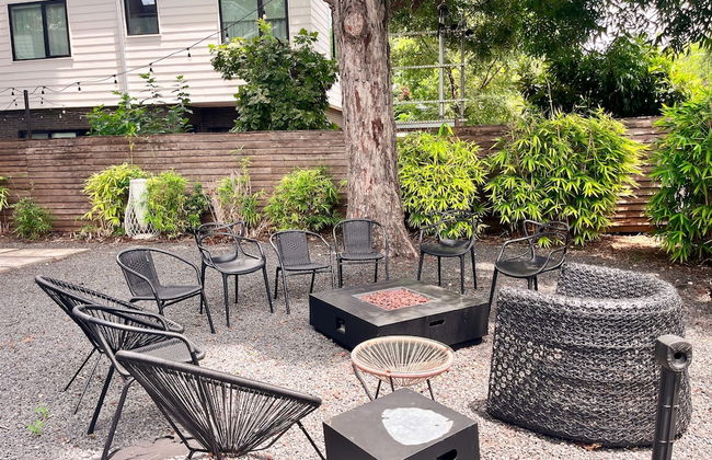 Massive Compound 20 Beds Rainey St 6 min Walk - Photo 5