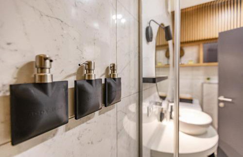 V Luxury Apartment - Photo 38