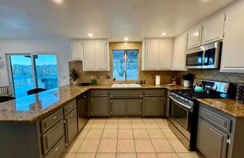 Epic Views, Huge House, Acres of J-Trees to explore, Hot Tub, Pool, AC, and Mini-Golf - Foto 28