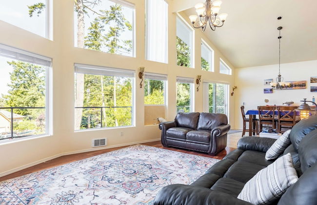 Harborview Getaway by Avantstay Walk to Beach - Photo 8