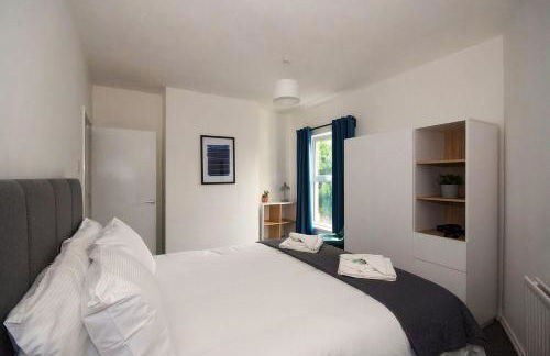#33 Beautiful 2 bed apt Tamworth Private Parking - Photo 3