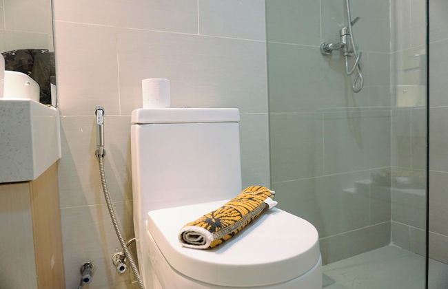 Comfort 1Br With Working Room At Daan Mogot City Apartment - Foto 11