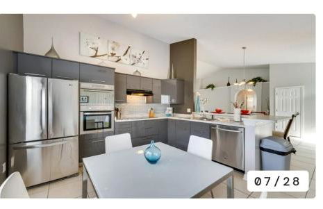 Spacious 3 bedroom pool home with lake view - Foto 24