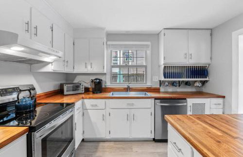 4BR Home | Walk to Beach & Downtown | Parking - Foto 13