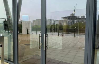 Penthouse height Flat, City View Balcony, Quiet, Free Wifi, Gym & More Minimalistic Home - Foto 30