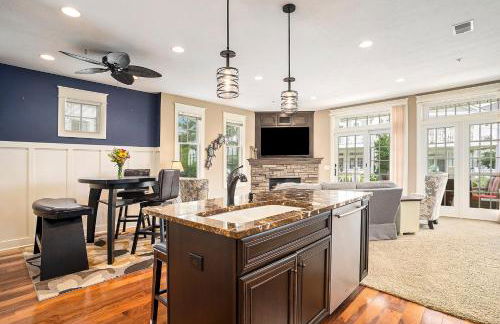 Lake front condo with pool access walking distance to downtown Saugatuck - Foto 11