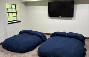 Modern Mountainside Cabin - Photo 20