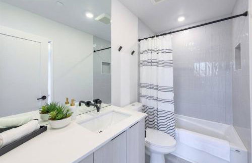 Seattle Charm, near university,3 BR,W&D, fast wifi - Photo 7