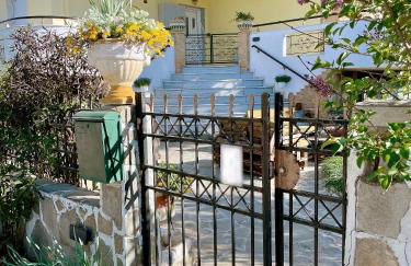 Garden Beach House - Photo 3