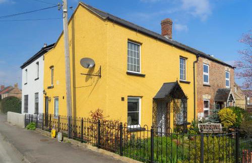 Crossways - a modern two bedroom village apartment close to cheltenham - Photo 1