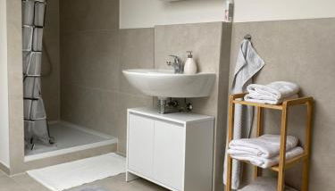 Luftige Dachwohnung mit besonderem Charme - Foto 5, Shower