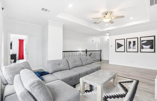 O18B Spacious 3BR Home Sleeps 10 With 2 Living Areas - Foto 33