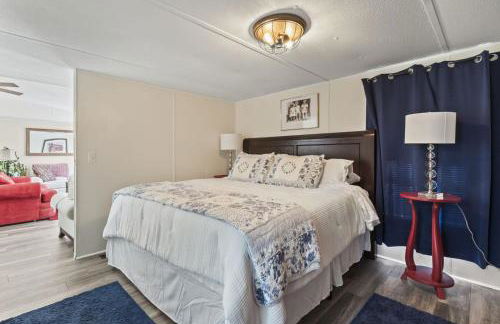 Spacious 2BR Retreat-10 minutes to the Beach! Pet Friendly! - Foto 24