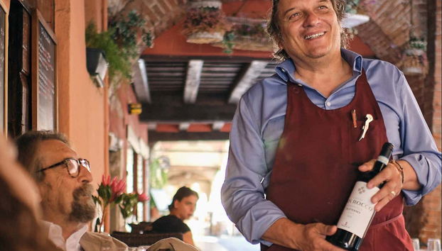 Disfrutando de la cata de vino en Verona