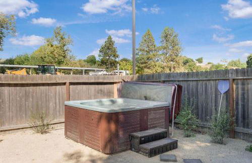 Hot Tub Fire Pit Pet Friendly Walk to Bell St - Foto 28