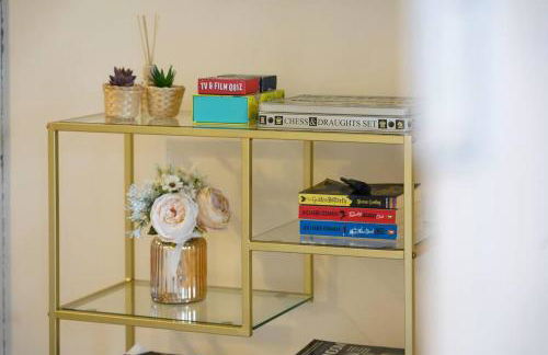 Orchard Bungalow - Sleeps 10 - Close to Town Centre - Free Parking, Pool Table, Fast Wi-Fi and Smart TV with Netflix by Yoko Property - Foto 12