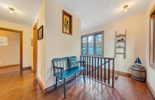 Lakeside Lodge - Lakefront home with private dock & hot tub - Foto 16