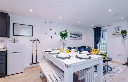 Stunning 3 Story Home, 3 x King Size Beds, Pool Table, Free Parking x2, Ping Pong - Foto 21