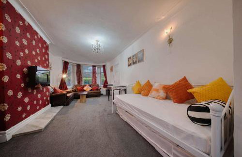 Modern 3BR Manchester Home Sleeps 7 Parking - Foto 8