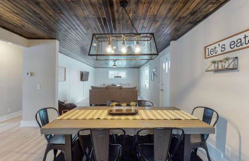 Steps to the HOF-Football Fans Dream Stay - Foto 1