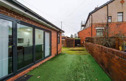 Group-Friendly Home near Manchester with Hot Tub and Private Cinema Room - Foto 46