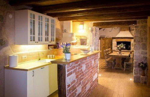 Breathtaking Scenic Villa with Pool - Photo 7