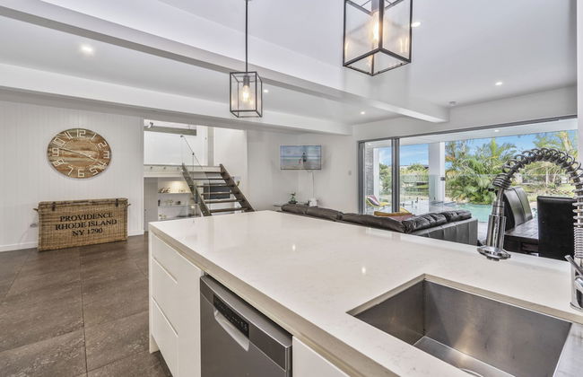 Essence House - 4 Bedroom Holiday Home - Photo 7