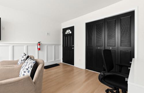 Bright & Spacious Flat Near the Heart of Royal Oak - Photo 23