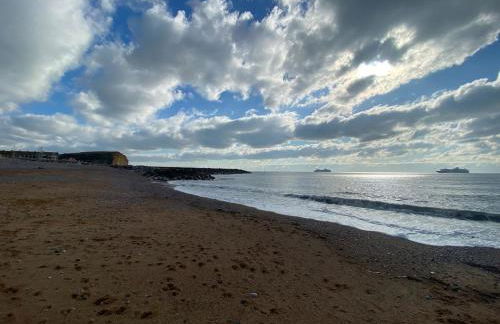 No 3, apartment in the heart of Bridport, Dorset - Photo 34