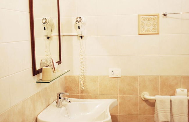 Greta Rooms Hotel - Photo 26