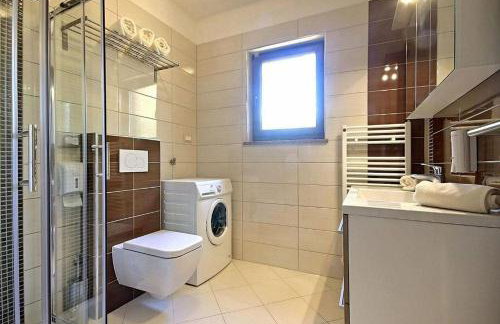 Einzigartige Villa mit Salzwasserpool, Panoramablick, Bikes, Trampolin, Tischtennis - Foto 26