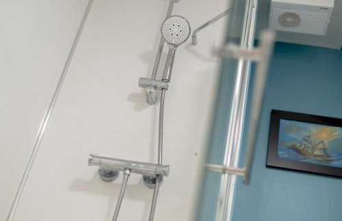 Stylish 2-Bed Flat with Balcony Near Haymarket - Pass the Keys - Foto 35