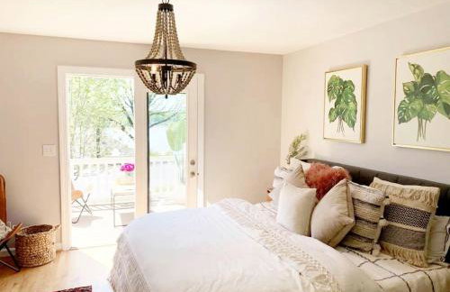 Waterfront Retreat with Spectacular Interior, Jacuzzi and Game Room in NC - Foto 56