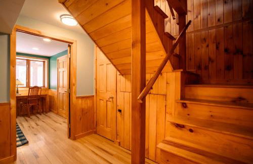 Poconos True Log Cabin with Sauna, Movie Theather, Hot Tub & Fire Pit! - Foto 34