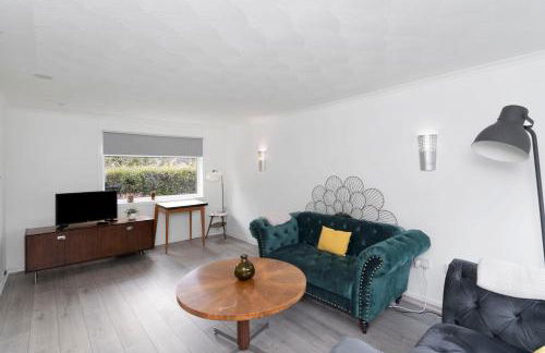 3BR Family House with Free Parking in West Lothian - Photo 1