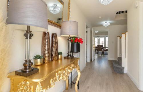 Spacious 4 Bedroom House in Milton Keynes for Families, Groups and Contractors - Foto 19