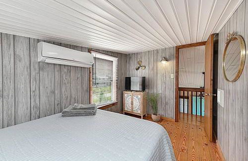 Shipwrecked Shack Waterfront House Boat on Land - Foto 27