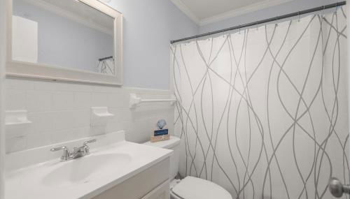 Cozy 4BR King Suite Home by WEC & Downtown! - Foto 4, Shower